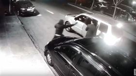 華裔,抽菸,美國,仇殺,槍擊,爆頭,開槍,槍手,建築　圖／翻攝自YouTube 