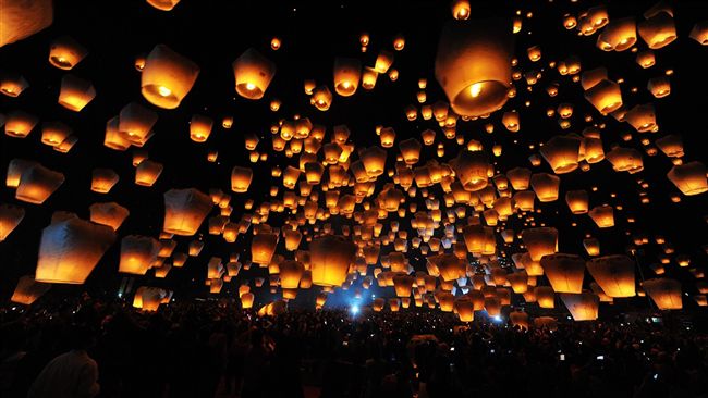 平溪天燈節今登場　百盞天燈點亮夜空