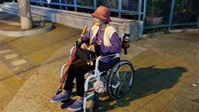 阿嬤，癱瘓，賣口香糖（臉書光線提供）