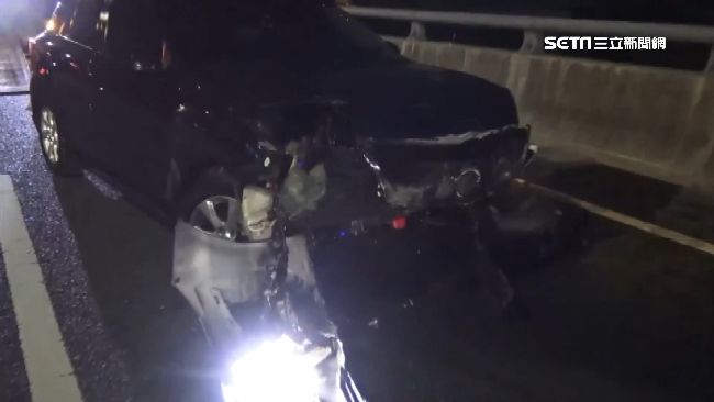 轎車自撞護欄　四輪朝天駕駛僅輕傷