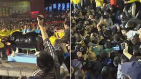 台南鹿耳門花火迎春引暴動　春牛慘遭圍攻秒肢解(圖/翻攝自鹿耳門聖母廟臉書)