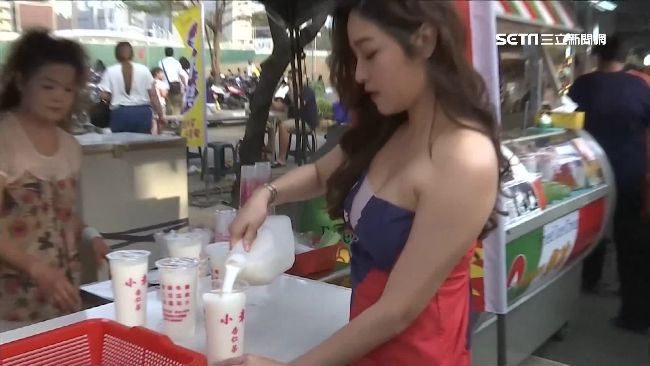 國旗大開深V！爆乳正妹燈會賣杏仁茶
