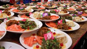 寒士吃飽30尾牙　全台同步登場（1）第29屆寒士吃飽30尾牙台北場27日在總統府前廣場舉行，今年全台席開4000多桌，由多達5萬人捐款共同支持、志工將近3000人。中央社記者郭日曉攝　108年1月27日