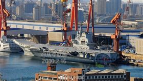 ▲「002」航艦開始畫上標誌線。（圖／翻攝自微博）