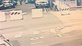 台北市張姓男子持刀自刺胸部而亡（翻攝畫面）