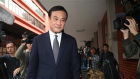 蘇嘉全回應有關辭國會議長選黨魁（2）立法院長蘇嘉全（前）28日接受媒體訪問時表示，很多人被點名民進黨敗選後的黨主席人選，被點名的人應該思考讓黨更好並永續執政，包括他本人在內，但目前尚未做成最後結論，也沒跟總統蔡英文提過。中央社記者謝佳璋攝  107年11月28日