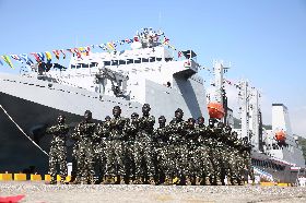 海軍營區開放　陸戰隊員磐石艦前演出