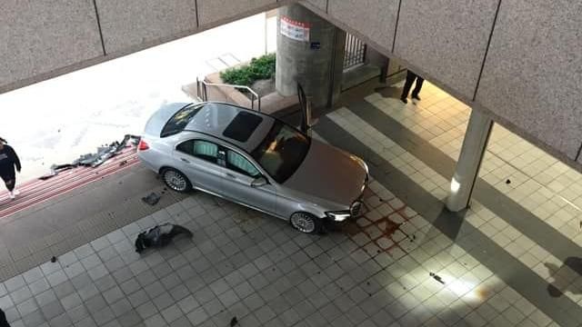 超狂賓士車！9旬老翁直衝唭哩岸站！