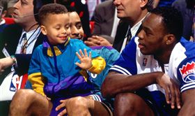 NBA／復古外套！柯瑞重現3歲萌樣
NBA,2019全明星,三分球大賽,Stephen Curry
翻攝自推特