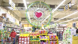 賣場驚見摩天輪！拖把+馬桶刷神擺設