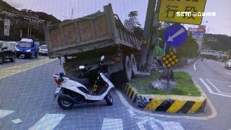 曳引車失控開上分隔島　機車嚇壞急閃