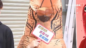 夜市挨揍濺血…恐龍裝少女心酸訴苦！