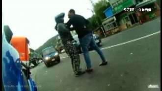 騎士敲車窗提醒移車　駕駛揪衣領怒摔