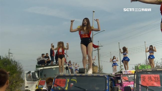 36車辣台妹嗨跳！東石元宵迎大龜王