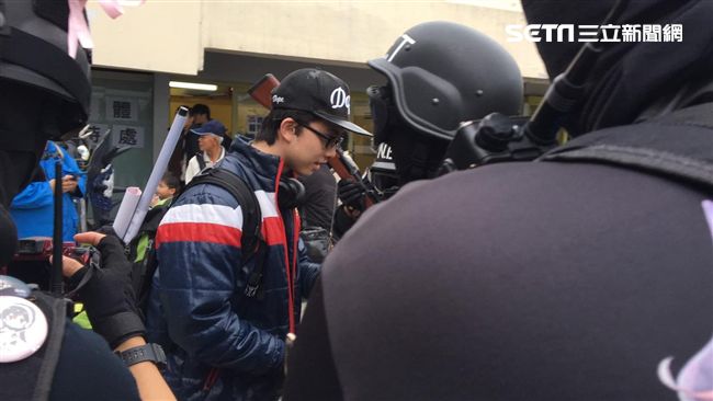 獨／野生孫安佐快閃　竟被軍武警包圍