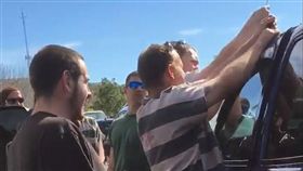  讓專業的來！女嬰鎖車內父母急翻　偷車賊現場開秀2分破門（圖／翻攝自每日郵報）