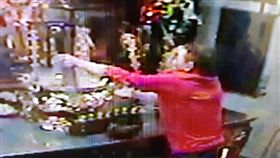 台北市大龍峒行天府遭紅衣男子闖入後亂灑香灰（翻攝臉書）