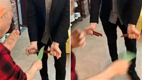 是真的還是假的？一名光頭男子日前展現「以柔克剛」的技術，他先捲起袖子證明沒偷藏工具，接著用「葉子」斬斷8根筷子。不少網友看後驚呼連連，但仍有網友質疑「是假的」，因為若用葉子斬斷，筷子的斷面理應要平整。（圖／翻攝自臉書）
