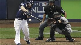 ▲穆斯塔卡斯（左）去年在季後賽助釀酒人打進聯盟冠軍戰。（資料照／美聯社／達志影像）