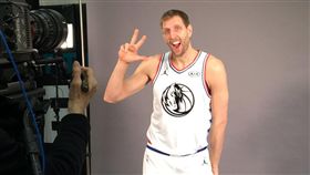 ▲諾威斯基（Dirk Nowitzki）明星賽連續投進三分球。（圖／翻攝自推特）