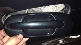 是力氣大？還是車門把手脆弱？一名男網友po出一張車門把手壞掉的照片，原來是他的車子還沒解鎖，把手就被一名女子不小心拆下，他無奈怒喊：「妳是牛嗎！」不少網友看到後，紛紛笑虧：「這力氣我佩服了！」（圖／翻攝自●【爆怨公社】●）