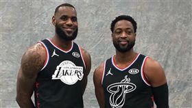 ▲韋德、詹姆斯在明星賽完成空中接力。（圖／翻攝自推特）