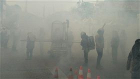 台南鹽水蜂炮登場（1）台南鹽水蜂炮活動18日上午在鹽水武廟廣場舉行啟炮儀式，並陸續施放蜂炮城，神轎隊伍在煙霧中行進。中央社記者楊思瑞攝　108年2月18日