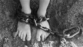 半夜二、三點門外鐵鏈拖地聲！隔壁開神壇的鄰居來提醒：「可能是抓交替...」; 想不到原來是（示意圖／ＰＩＸＡＢＡＹ）