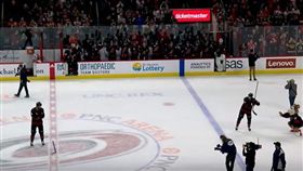 ▲颶風隊球員在冰球場上打起棒球。（圖／翻攝自Youtube）