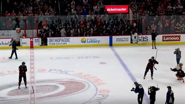 NHL／玩過頭了吧？冰球場上打棒球