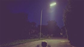 半夜二、三點門外鐵鏈拖地聲！隔壁開神壇的鄰居來提醒：「可能是抓交替...」; 想不到原來是（示意圖／ＰＩＸＡＢＡＹ）