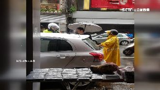 翁掉義肢釀撞　違停車主嗆：幹嘛出來