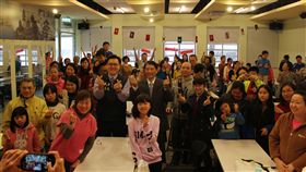 農曆元宵節將至，移民署在台北市萬華新移民會館舉辦「團團圓圓慶元宵活動」，150位新住民與新二代共襄盛舉，除了欣賞泰友印越舞蹈社精彩的舞蹈表演之外，更有猜燈謎、手作湯圓等活動，讓現場大小民眾提前度過一個難忘的元宵節。