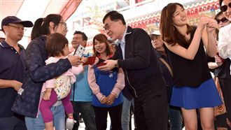 代替爸爸發紅包！韓冰無袖短裙超吸睛