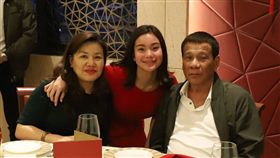 杜特蒂前助理Christopher Go提供給媒體杜特蒂出遊香港照片（圖／翻攝自推特@PhilstarNews）