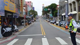 澎湖萬安演習　員警協助疏散澎湖地區萬安41號演習在7日下午1時30分預告警報施放，員警協助人車就近避難與交通管制，讓整個市區街道顯得冷冷清清。中央社  107年6月7日