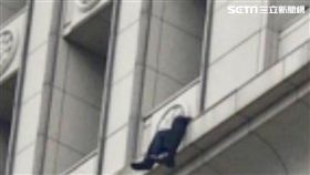 臉書亞太區陳姓幹部從住家15樓一躍而下，墜落在7樓露台當場死亡（讀者提供）