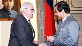 蘇嘉全會見歐洲議會友台小組主席朗根立法院長蘇嘉全（右）18日會見歐洲議會友台小組主席朗根（Werner Langen）（左）等，兩人握手致意。中央社記者施宗暉攝  108年2月18日