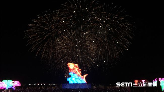 台灣燈會亮了！絢麗煙火點亮屏東夜空