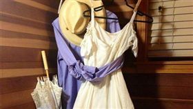 爺爺還用衣服環抱奶奶的婚紗（圖／翻攝自爆廢公社臉書）