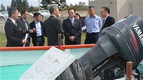 澎檢方拍賣偵查中船筏（1）澎湖地檢署18日進行「偵查中變價」公開拍賣一艘無照舷外機船筏，澎湖地檢署檢察長黃謀信（右1）等人在拍賣前實地檢視查扣的船筏。中央社　108年2月18日