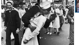 二戰「勝利之吻」名照水手逝世，享壽95歲。（圖／翻攝自每日郵報）　