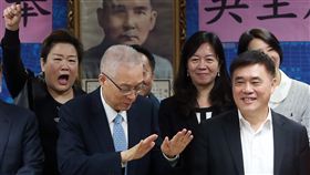 吳敦義盼黨內選出有能力的總統候選人國民黨台北市黨部13日舉行「台北市三合一選舉吳主席感恩茶會」，隨著2020總統大選即將到來，主席吳敦義（前左）表示，希望黨內要選出一個有政績且有能力、忠於國民黨及中華民國的總統候選人。會中有黨員高喊「選總統」，吳敦義以手勢示意不要喊。中央社記者鄭傑文攝　108年1月13日