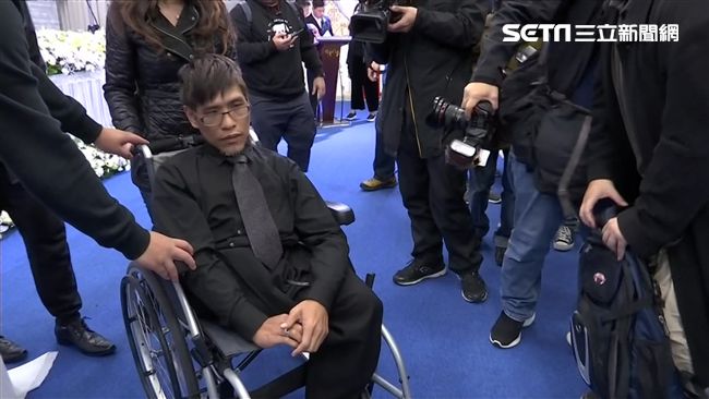 連體嬰忠仁告別式　忠義哽咽：好想他