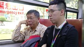 粗口批議員  柯文哲：話說出口也不能怎樣對於17日出席活動與北市府工務局公園路燈工程管理處長黃立遠談論到台北市議員許淑華時爆粗口，台北市長柯文哲（左）18日搭乘公車上班，接受訪問時表示，話說出口也不能怎樣；如今官員當得沒尊嚴，說實話還要道歉，「好可憐」。中央社記者梁珮綺攝  108年2月18日