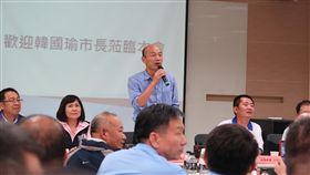 夜宿彌陀漁村　韓國瑜與基層對話高雄市長韓國瑜（站立者）18日晚間到彌陀漁村夜宿，並和漁會幹部座談，聽取基層建議。中央社記者王淑芬攝　108年2月18日