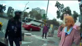 摩洛哥籍亞姓女子當街咆哮，警方拿出手機讓她撥打越洋電話，讓亞女一解相思之愁（翻攝畫面）