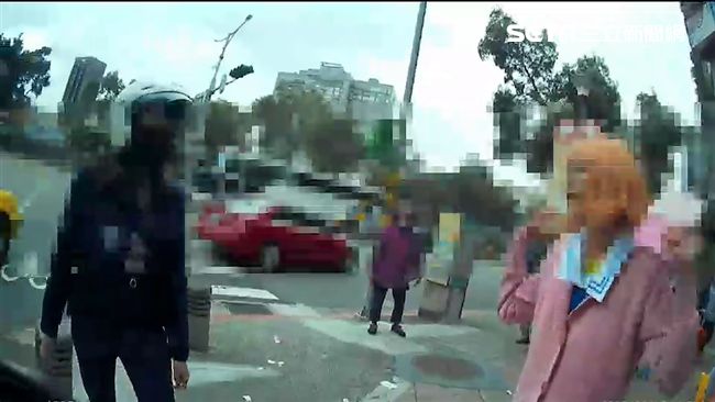 混血嫩妹當街咆哮　暖警用這招收服她