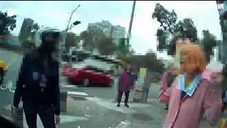 混血嫩妹當街咆哮　暖警用這招收服她