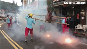水裡來火裡去 野柳神明衝海淨港鬧元宵